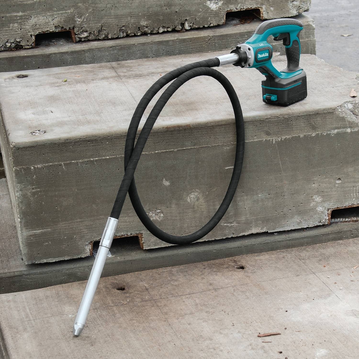 Makita XRV02T 5.0 Ah 18V LXT Lithium-Ion Cordless Concrete Vibra Kit, 8'